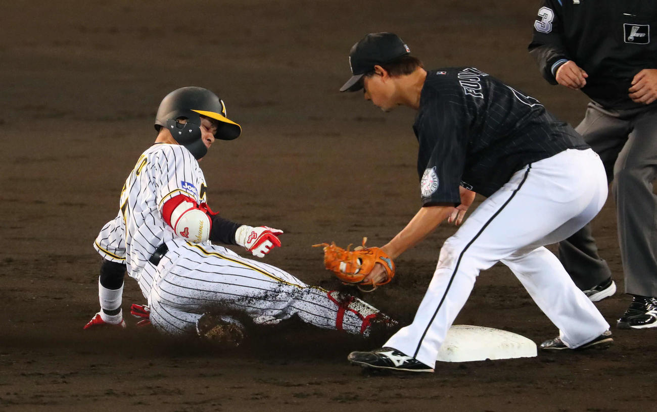 阪神対ロッテ　5回裏阪神2死三塁、中野はバットを折られながらも右に運び適時二塁打とする（撮影・宮崎幸一）