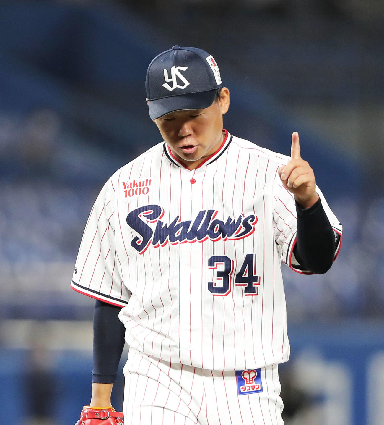 ヤクルト対日本ハム　5回表日本ハム2死三塁、渡辺を三ゴロに抑え、人差し指を立てながらベンチに戻る田口（撮影・河田真司）