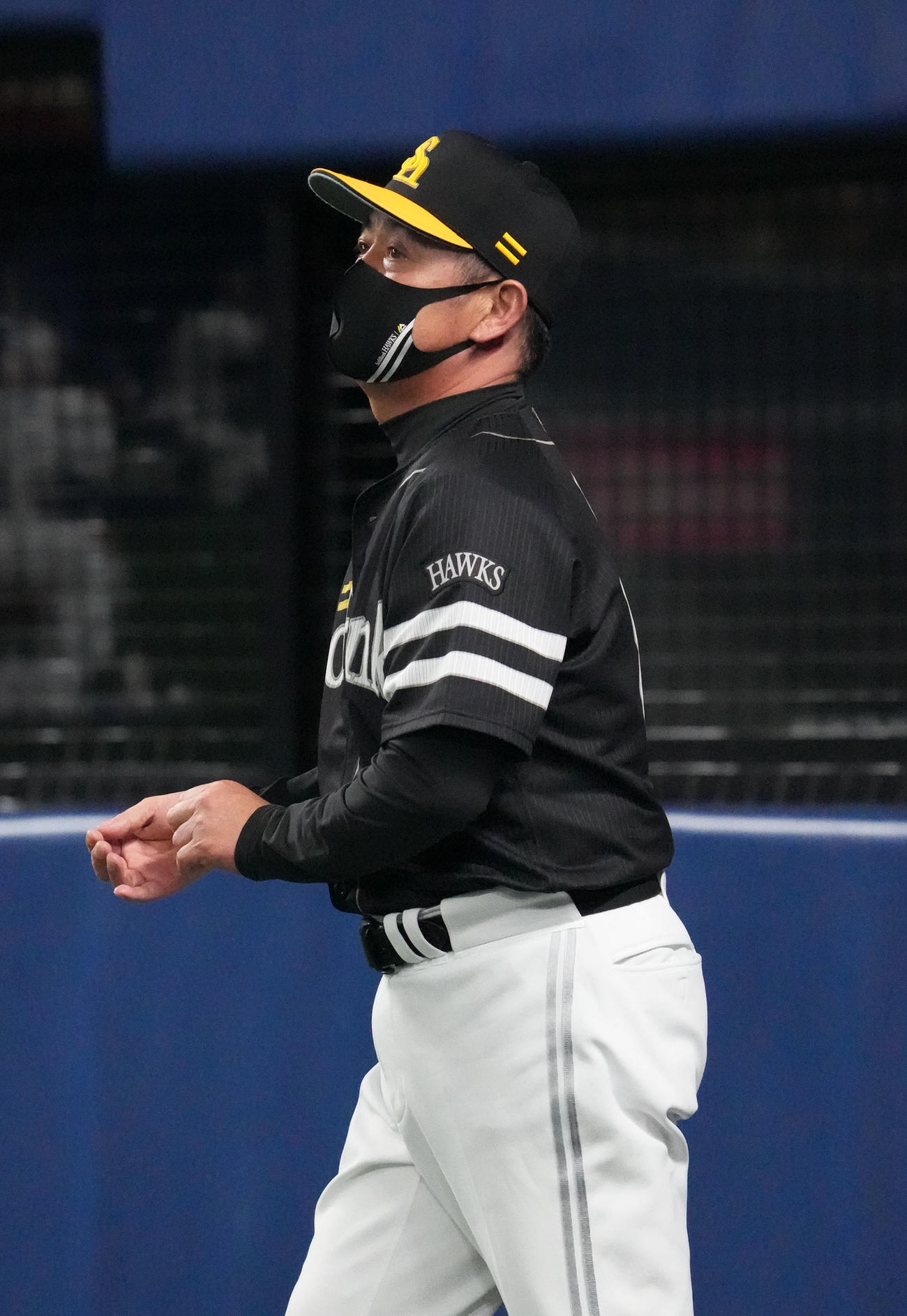 中日対ソフトバンク　6回裏中日2死満塁、投手交代を告げる工藤監督（撮影・森本幸一）