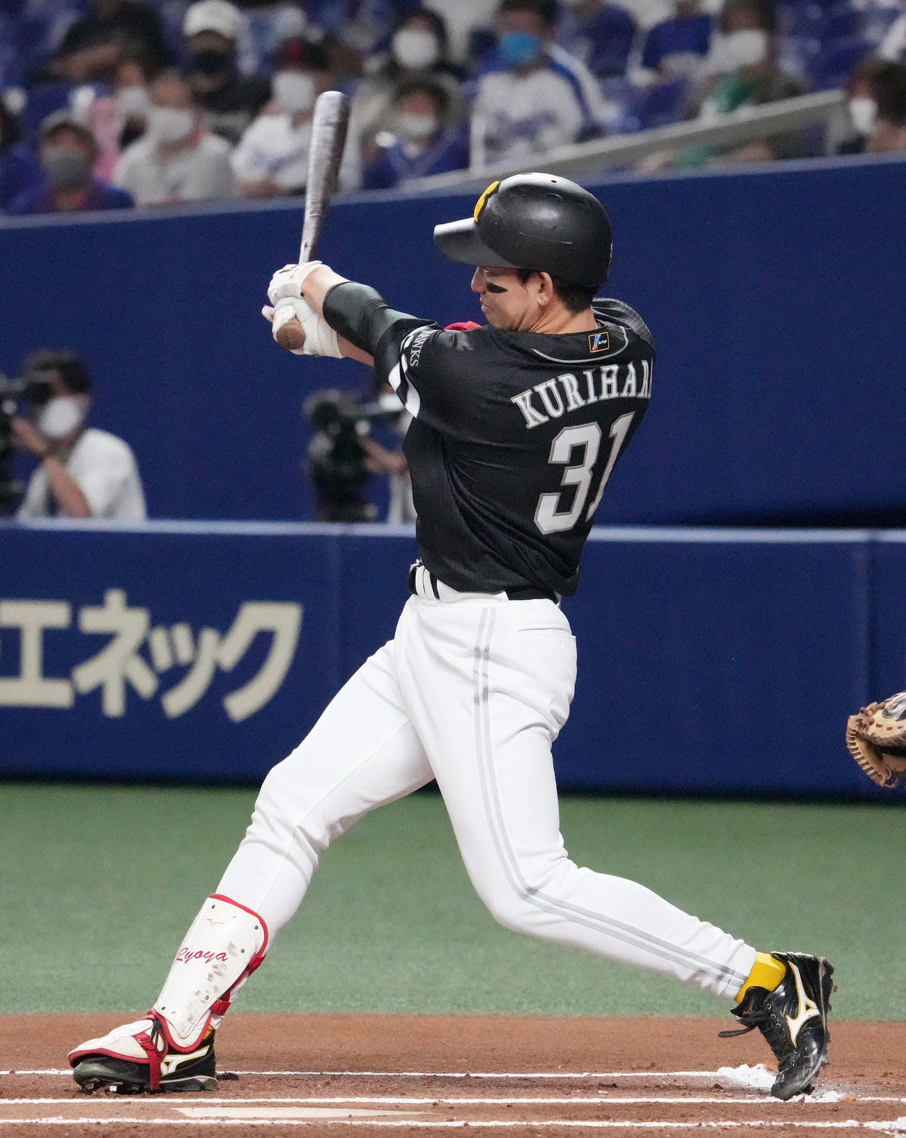 1回表ソフトバンク1死二塁、右翼線に適時二塁打を放った栗原（撮影・森本幸一）