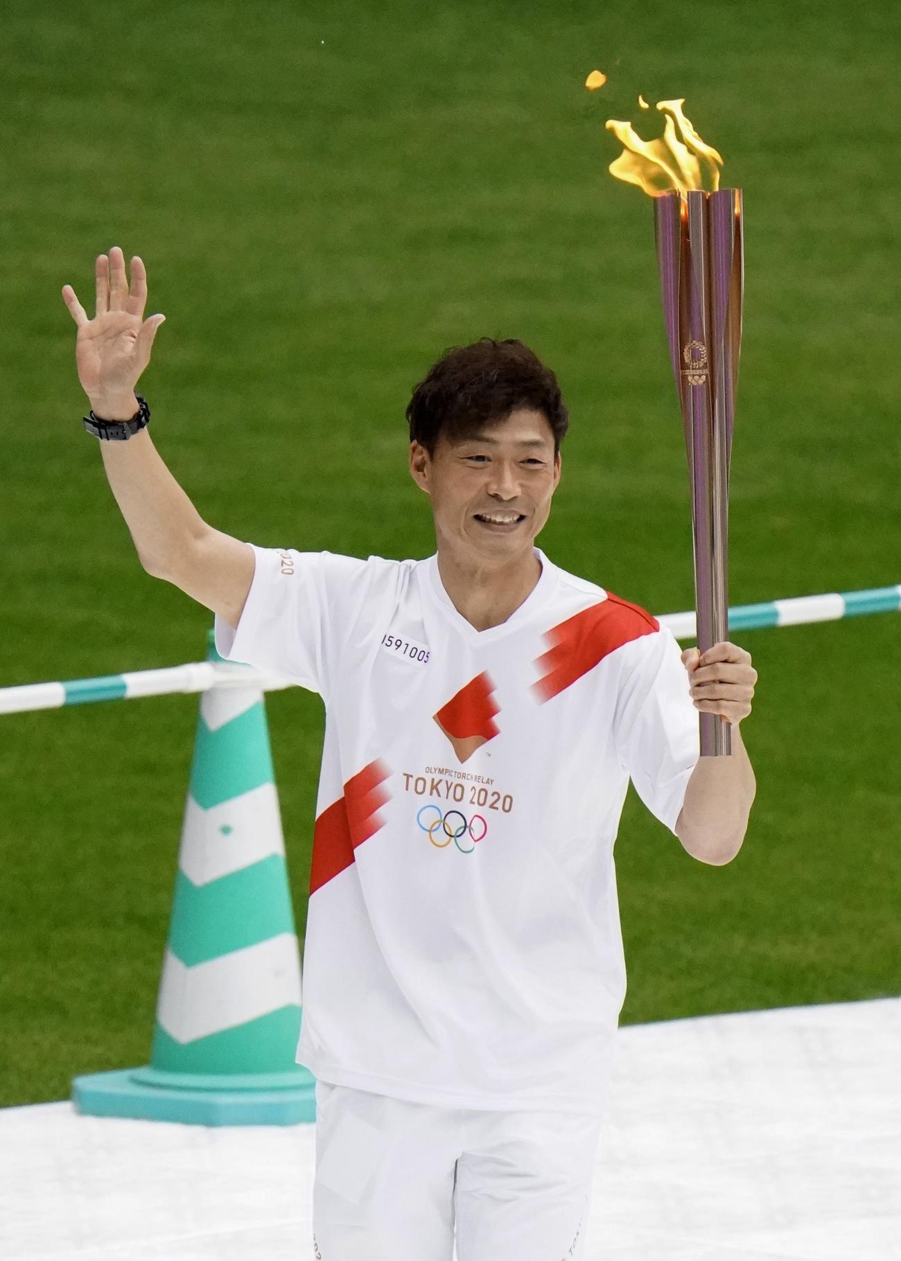 聖火ランナーを務めた桧山進次郎氏（共同）