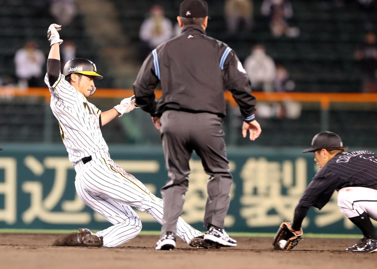 阪神対ロッテ　8回裏阪神2死二塁、ベースから飛びだした二塁走者江越はタッチアウトになる（撮影・加藤哉）