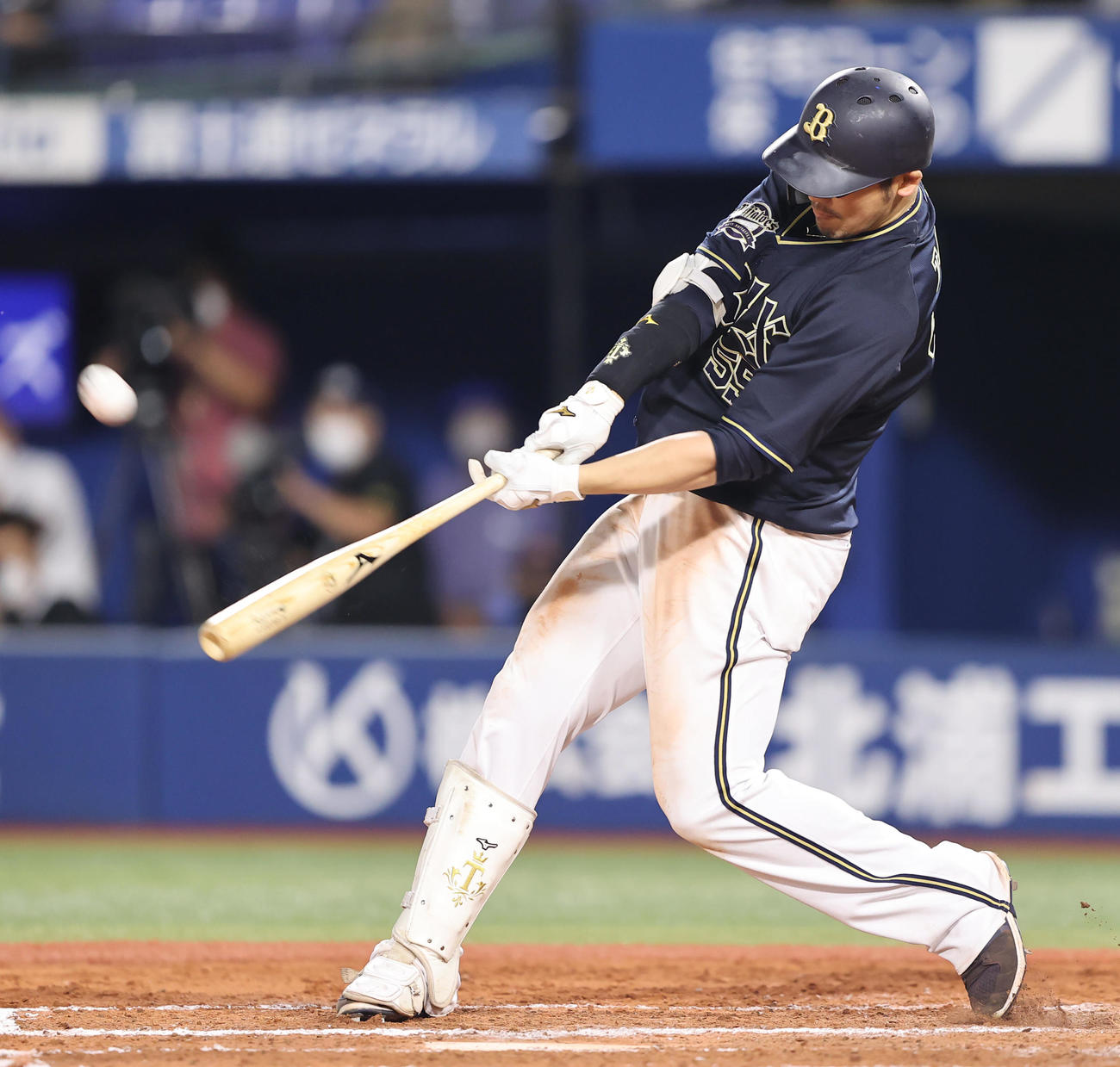 DeNA対オリックス　7回表オリックス1死一塁、右越え2点本塁打を放つT－岡田（撮影・垰建太）