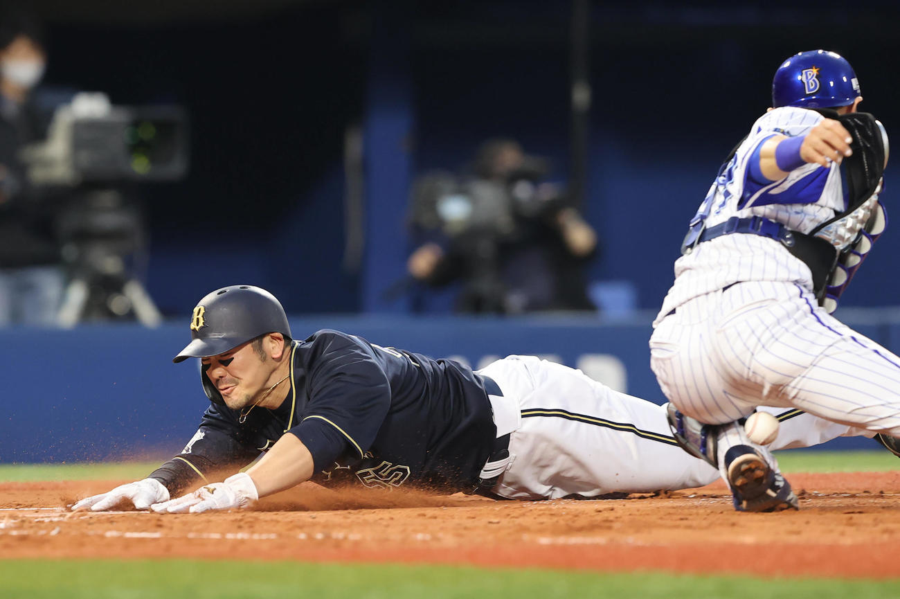 DeNA対オリックス　2回表オリックス2死満塁、モヤの打球を桑原が落球してる隙に一気に生還する二走T－岡田（撮影・垰建太）