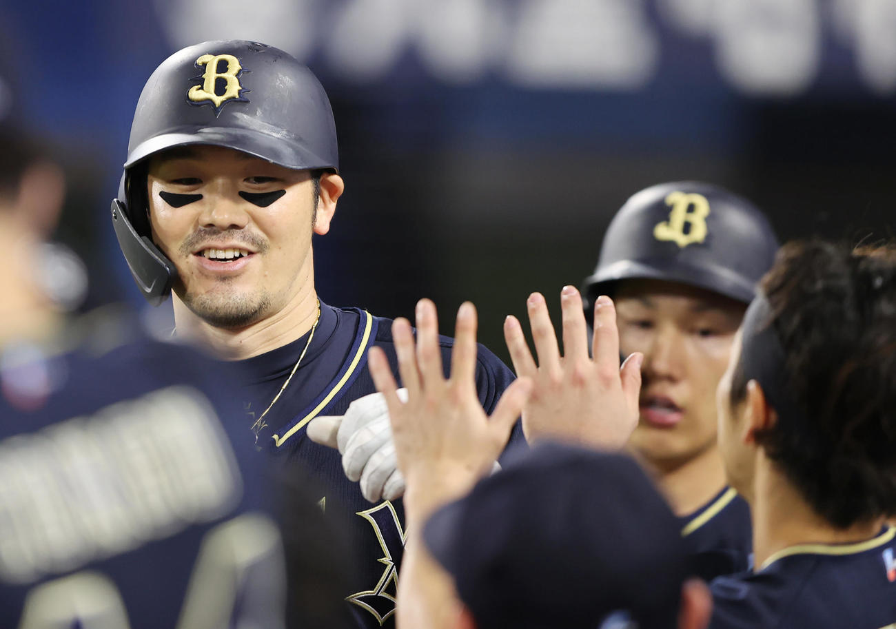 DeNA対オリックス　7回表オリックス1死一塁、右越え2点本塁打を放ったT－岡田はナインの出迎えを受ける（撮影・垰建太）