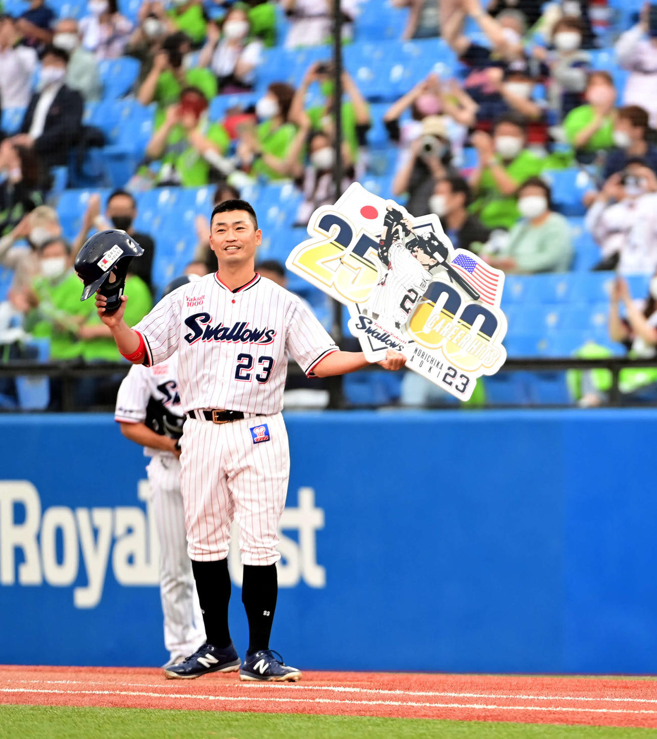 ヤクルト対日本ハム　1回裏ヤクルト2死、青木は右前に日米通算2500安打を放ち記念のボードを掲げる（撮影・小沢裕）