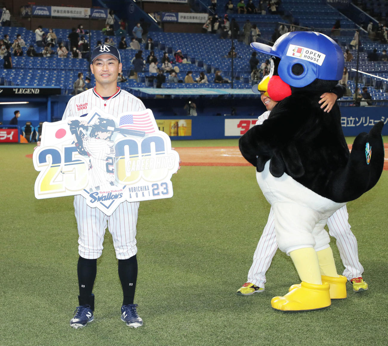 ヤクルト対日本ハム　田口（奥）つば九郎（右）が祝福する中、日米通算2500安打達成の記念ボードを手に写真に納まるヤクルト青木（撮影・河田真司）
