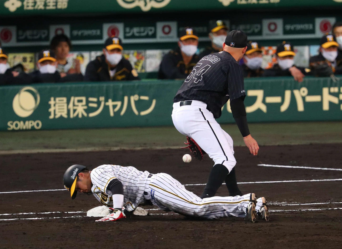 阪神対ロッテ　3回裏阪神無死一塁、レアードは佐々木朗から中野へのけん制を後逸する（撮影・宮崎幸一）