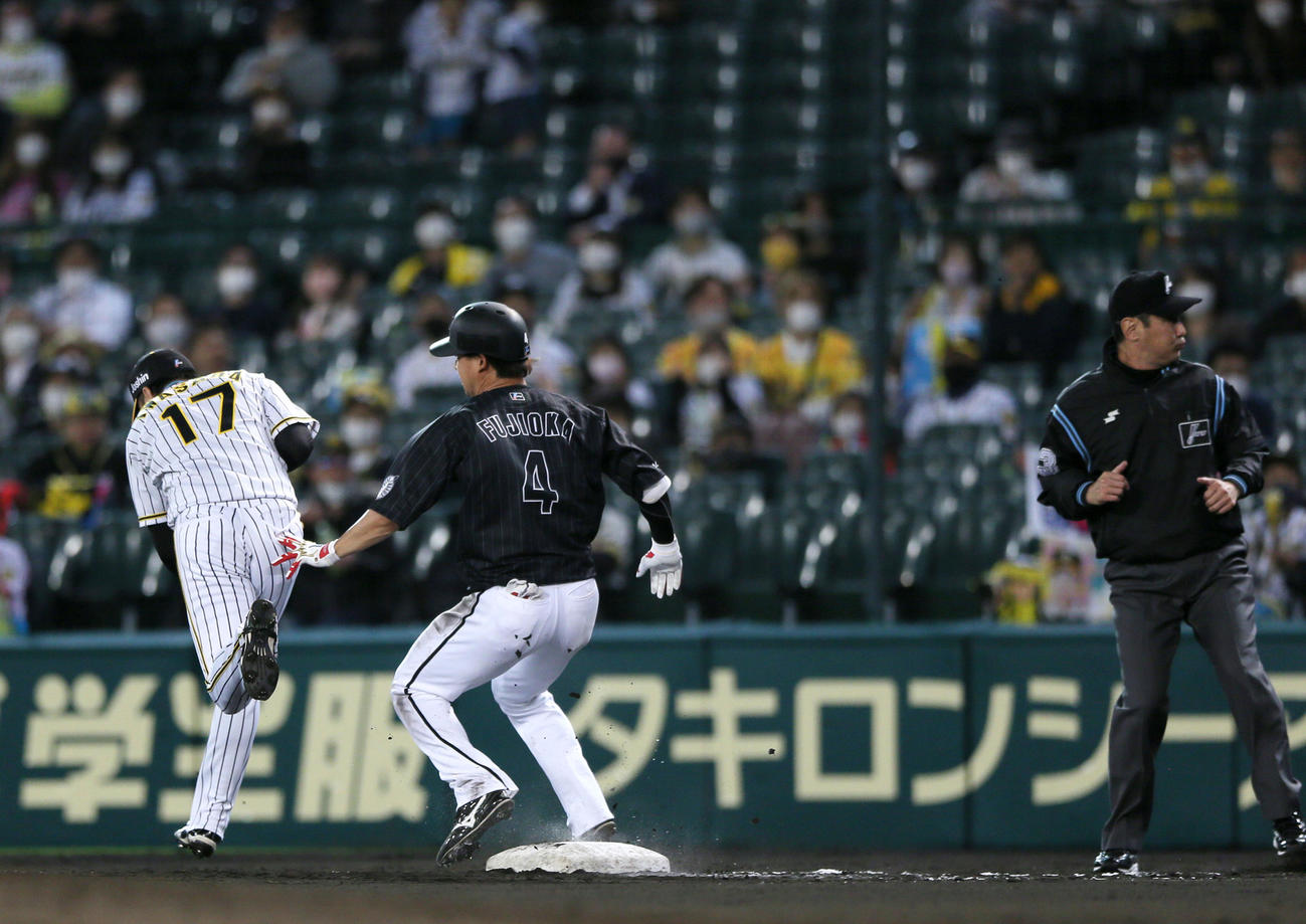 阪神対ロッテ　6回表阪神2死二塁、藤岡（中央）の打球で一塁手マルテがベースカバー岩貞（左）に悪送球し失点する（撮影・上山淳一）