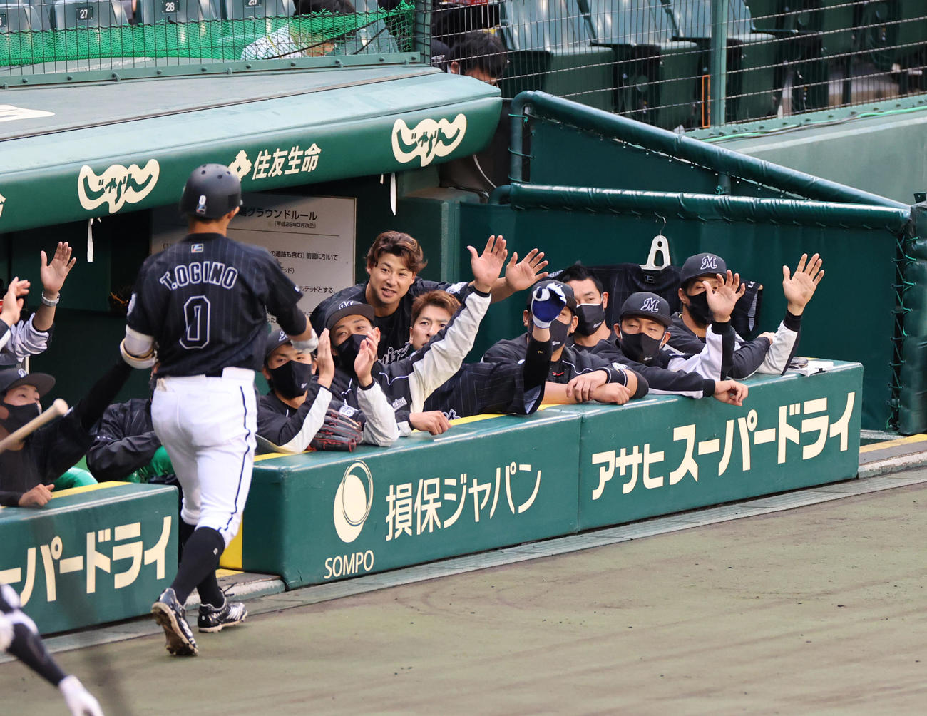 阪神対ロッテ　1回表ロッテ無死、左越え先頭打者本塁打を放ち生還する荻野貴（撮影・清水貴仁）