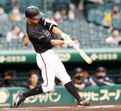 阪神対ロッテ　1回表ロッテ無死、荻野貴は初球を打って左越え本塁打を放つ（撮影・加藤哉）