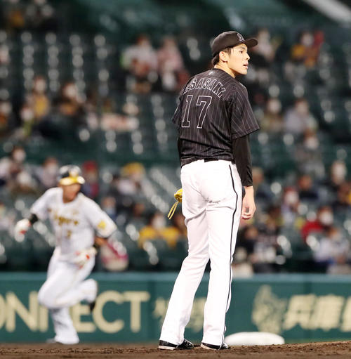 阪神対ロッテ　5回裏阪神2死二塁、佐々木朗はサンズに右越え適時二塁打を打たれ失点する（撮影・加藤哉）