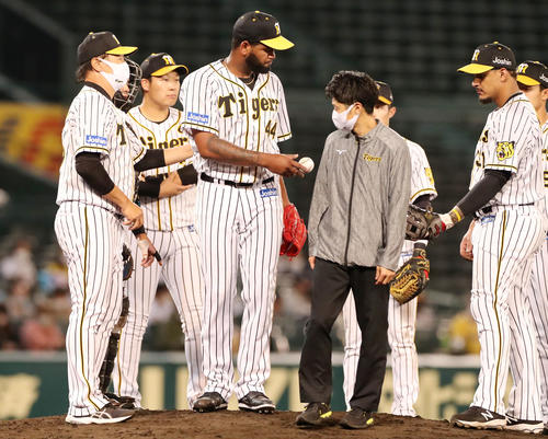 阪神対ロッテ　6回表ロッテ2死一、二塁、アルカンタラは角中に中越え適時二塁打を打たれ降板する（撮影・加藤哉）