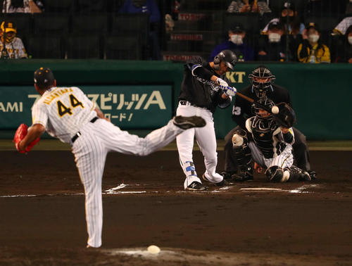 阪神対ロッテ　6回表ロッテ2死一、二塁、角中は左越え同点2点適時二塁打を放つ（撮影・宮崎幸一）