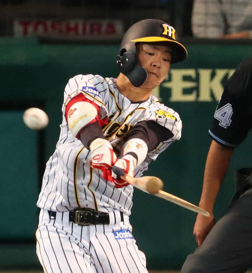 5回裏阪神2死三塁、中野はバットを折られながらも右前に適時二塁打を放つ（撮影・宮崎幸一）
