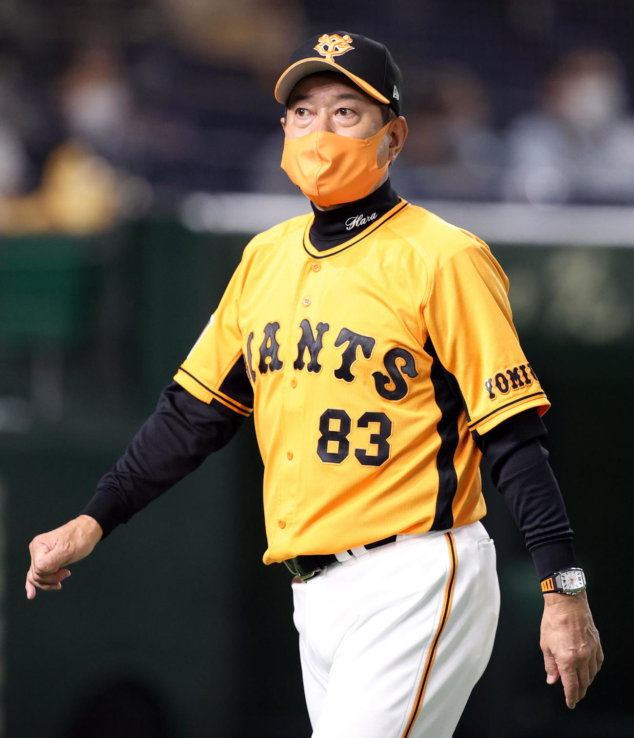 巨人対楽天　5回裏を終え、横川の降板を告げる原監督（撮影・狩俣裕三）