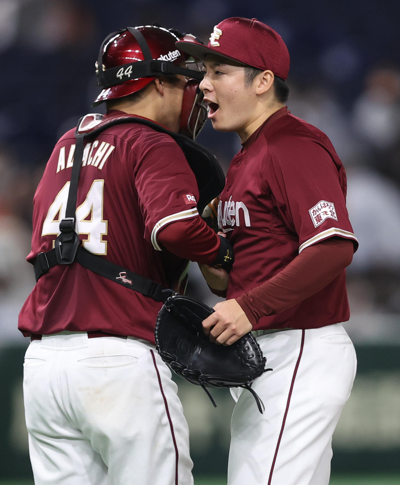 巨人対楽天　試合後、足立祐一（左）と抱き合い喜ぶ松井（撮影・狩俣裕三）