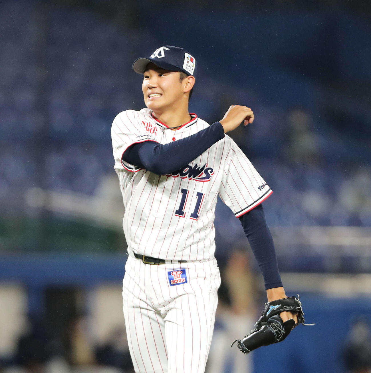 ヤクルト対日本ハム　6回表日本ハム2死二塁、一打同点の場面でR・ロドリゲスを三振に抑え、力強くグラブをたたく奥川（撮影・河田真司）