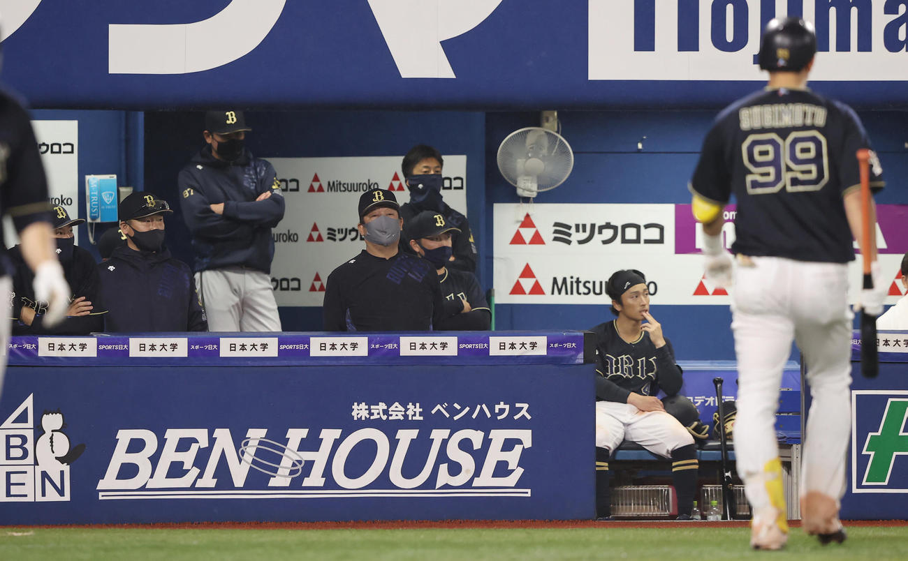 DeNA対オリックス　7回表オリックス1死一、二塁、杉本（右）が三振に倒れ厳しい表情の中嶋監督（左）らベンチ（撮影・垰建太）