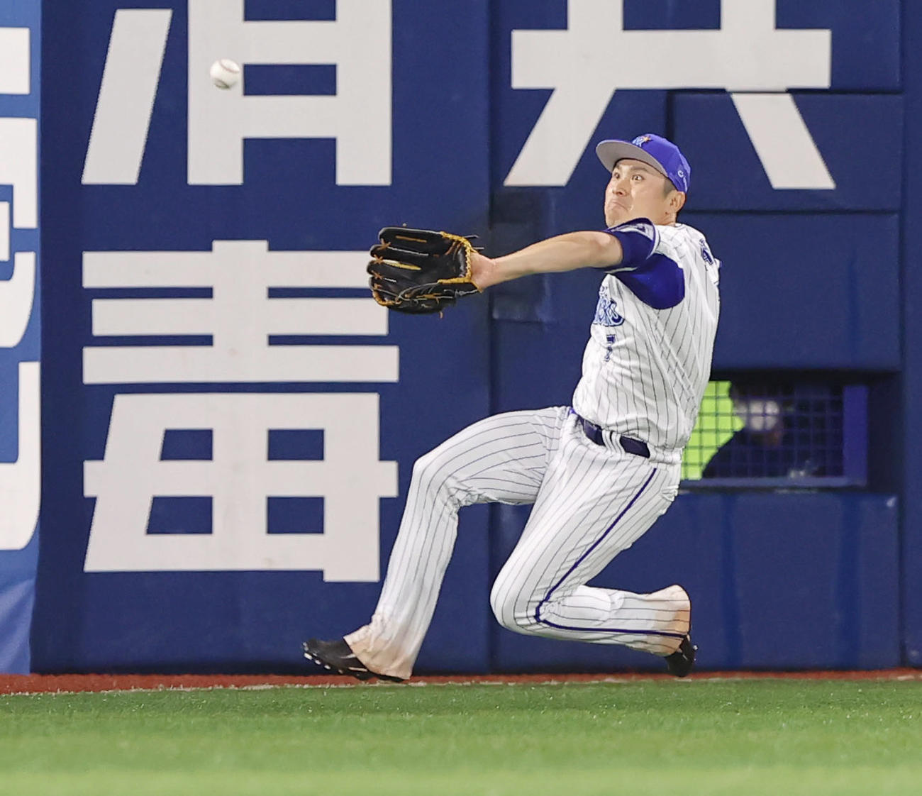 DeNA対オリックス　8回表オリックス2死、宜保の打球を好捕する佐野（撮影・垰建太）