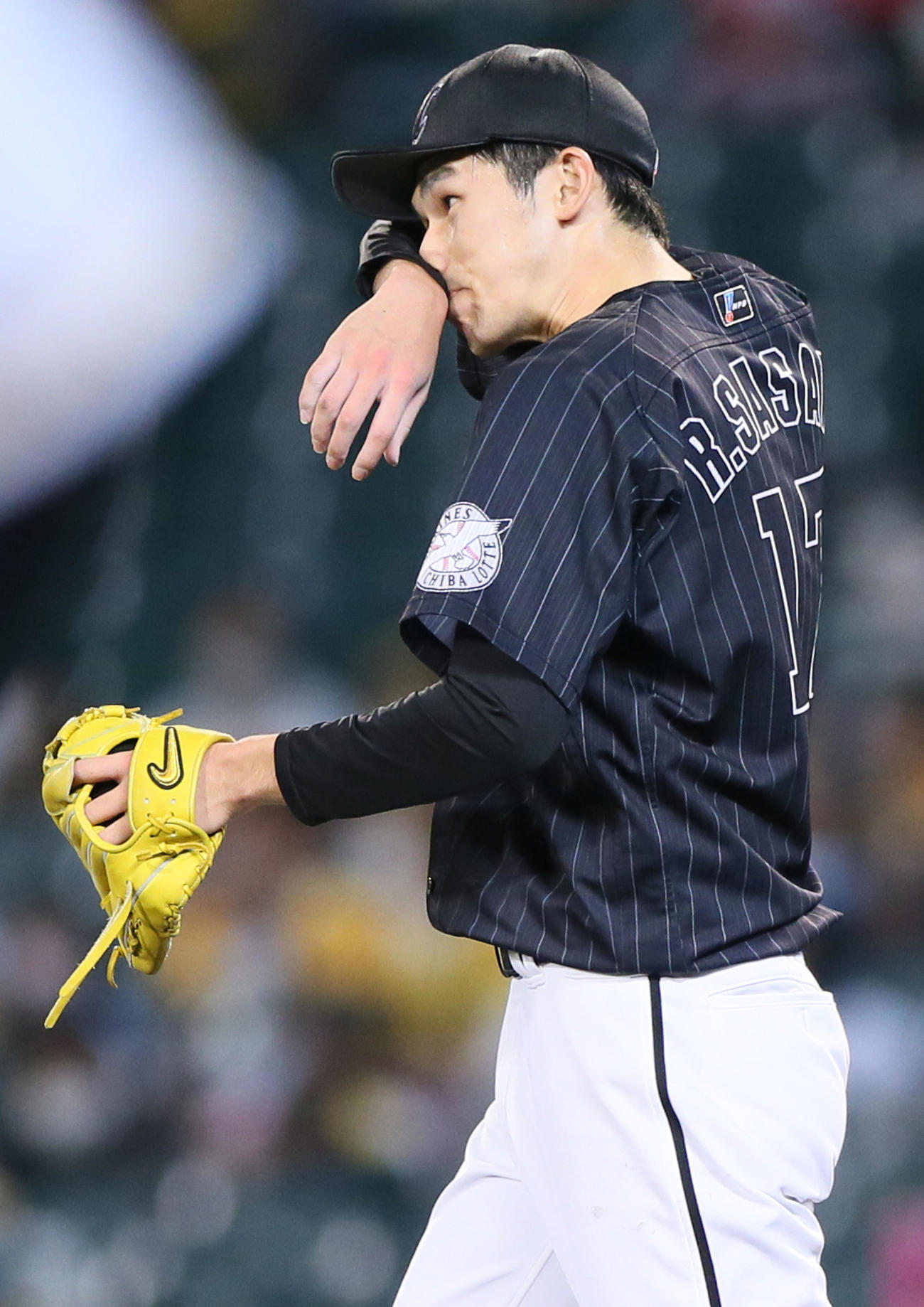 5回裏阪神2死一塁、サンズの時、マウンドで汗をぬぐう佐々木朗（撮影・上山淳一）