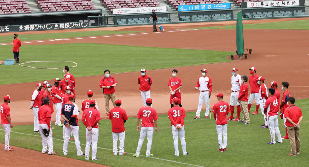 広島対西武　試合前練習にマスク姿で集まるナインら（撮影・加藤孝規）
