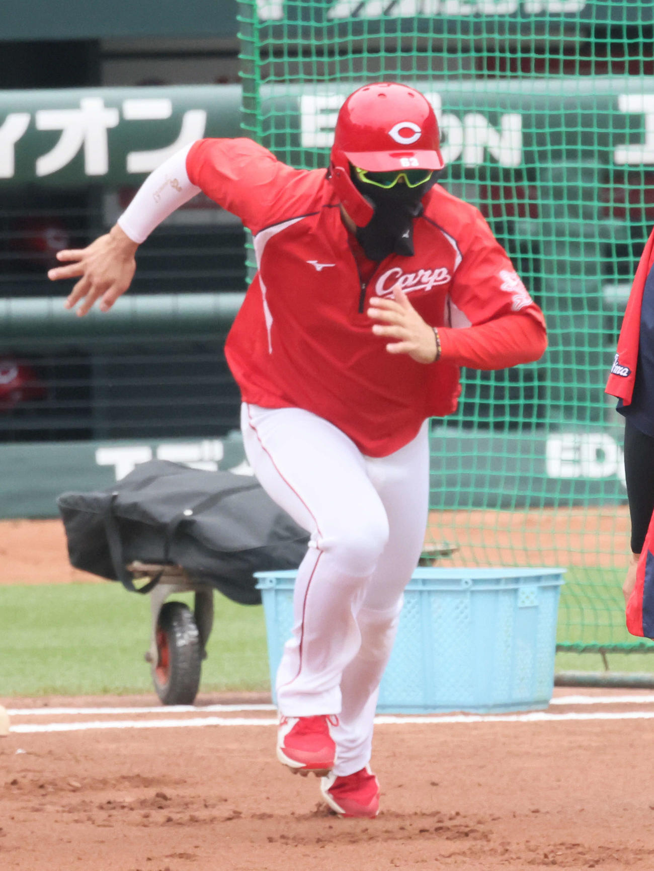 広島対西武　試合前練習　マスクにサングラスと「完全武装」で走塁練習する西川（撮影・加藤孝規）