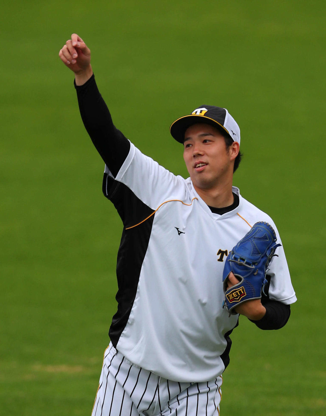 キャッチボールで調整する青柳（撮影・宮崎幸一）