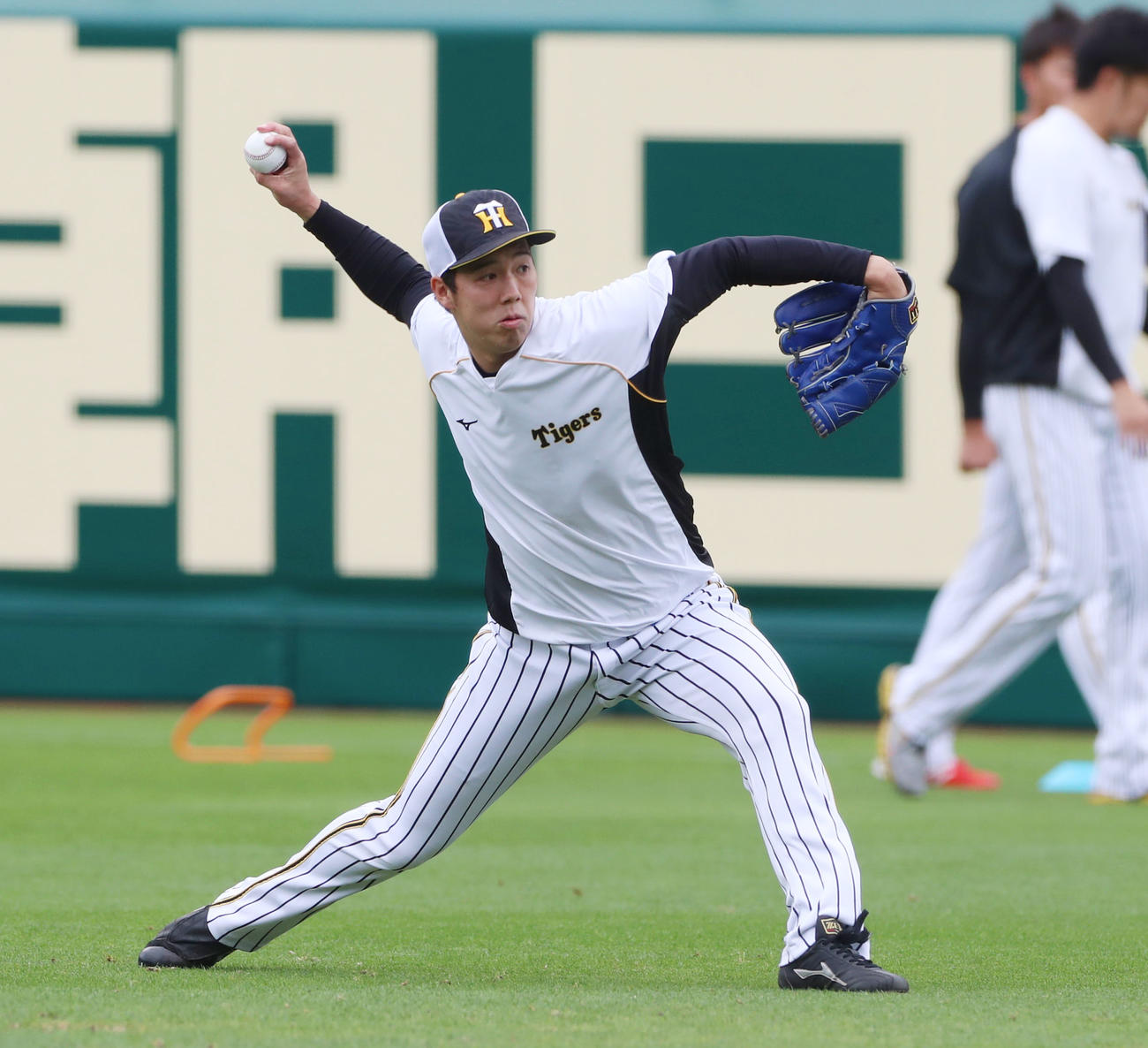 阪神対ロッテ　練習でキャッチボールする青柳（撮影・加藤哉）