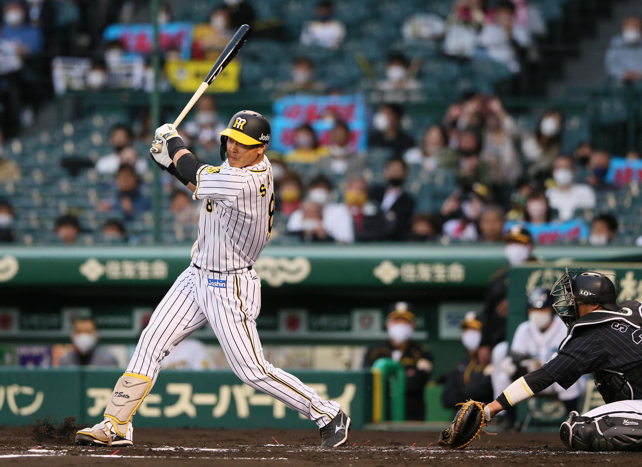 阪神対ロッテ　2回裏阪神無死一、三塁、佐藤輝は佐々木朗から左前適時打を放つ（撮影・上山淳一）