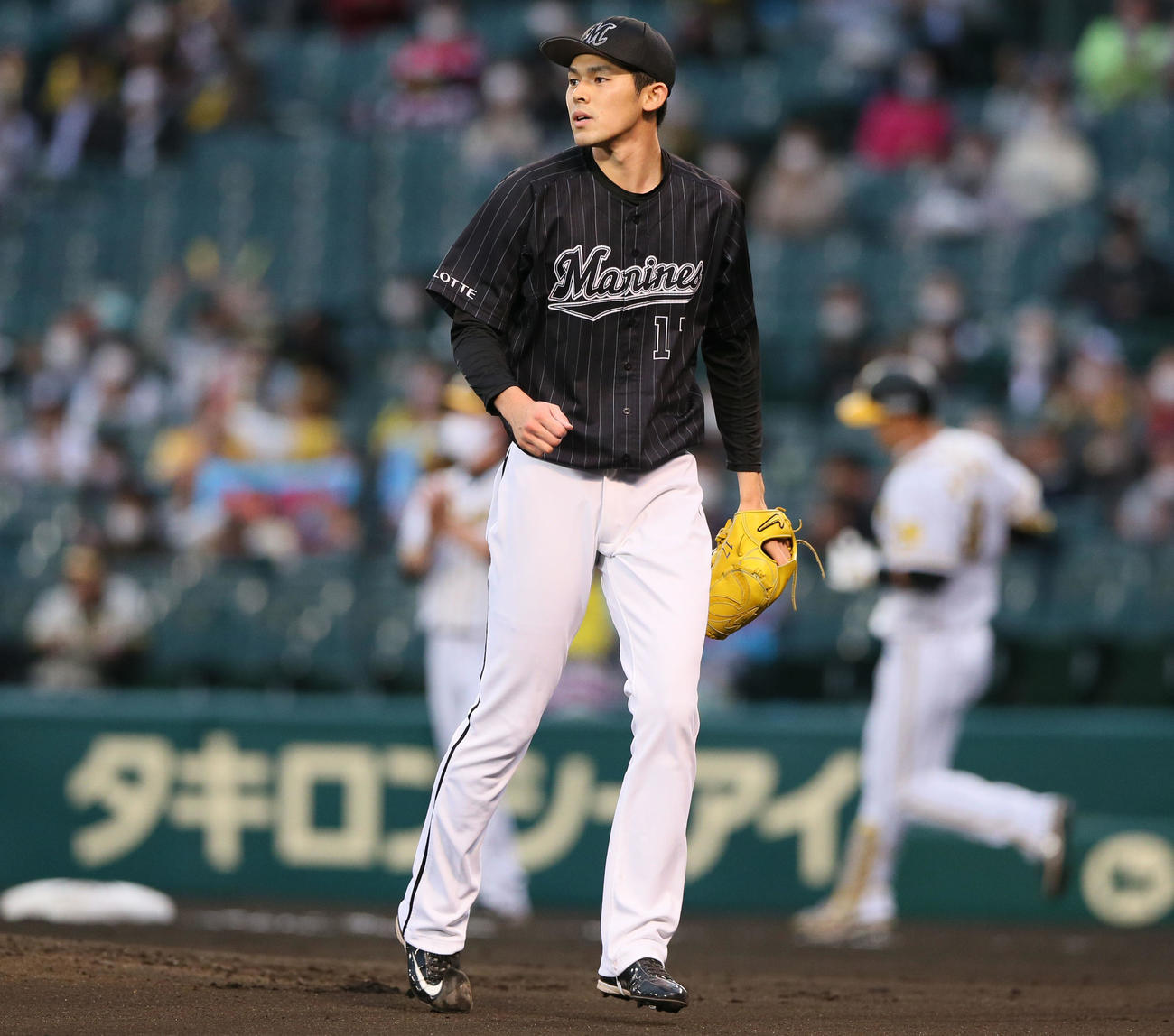 阪神対ロッテ　2回裏阪神無死一、三塁、佐々木朗（手前）は佐藤輝に左前適時打を打たれる（撮影・上山淳一）