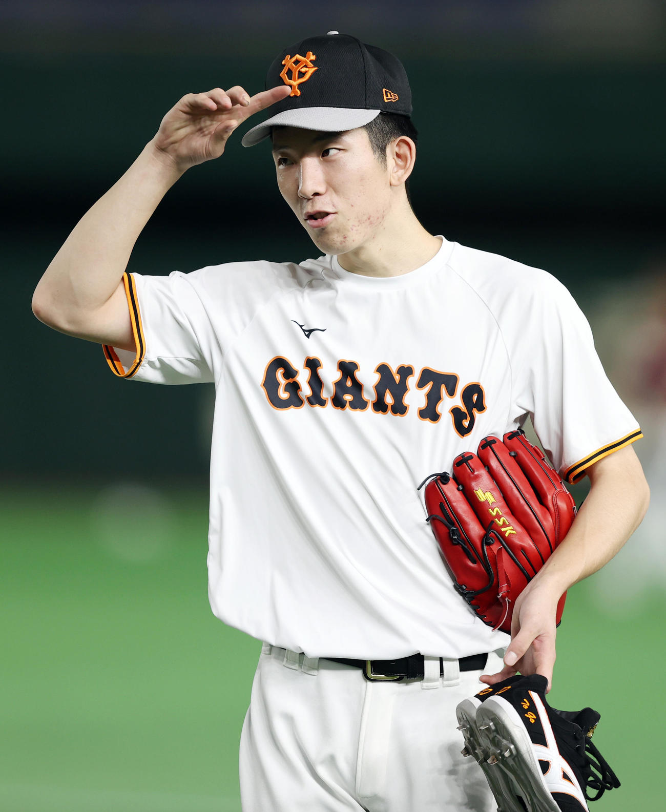 巨人対楽天　練習後、引き揚げる戸郷（撮影・狩俣裕三）