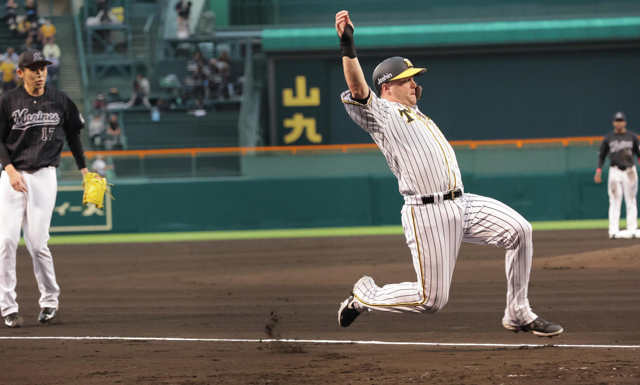 阪神対ロッテ　2回裏阪神2死一、二塁、アルカンタラの右前適時打で二塁から生還するサンズ（右）、左は佐々木朗（撮影・清水貴仁）