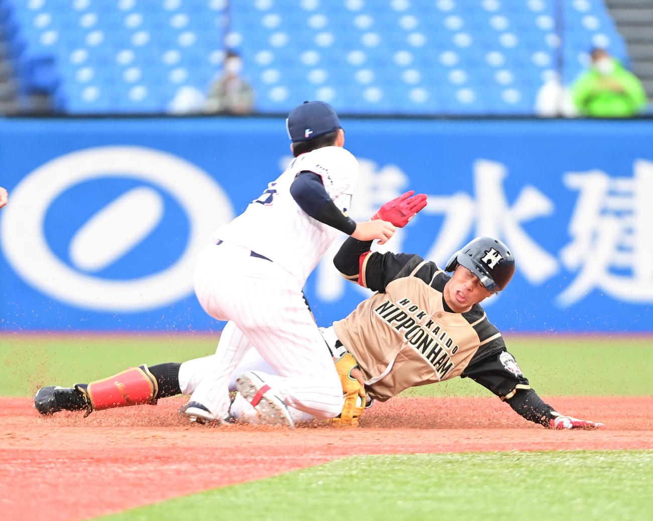 ヤクルト対日本ハム　2回表日本ハム2死二塁、右適時打を放った五十幡は二塁を狙うもタッチアウト。手前左はヤクルト元山（撮影・小沢裕）