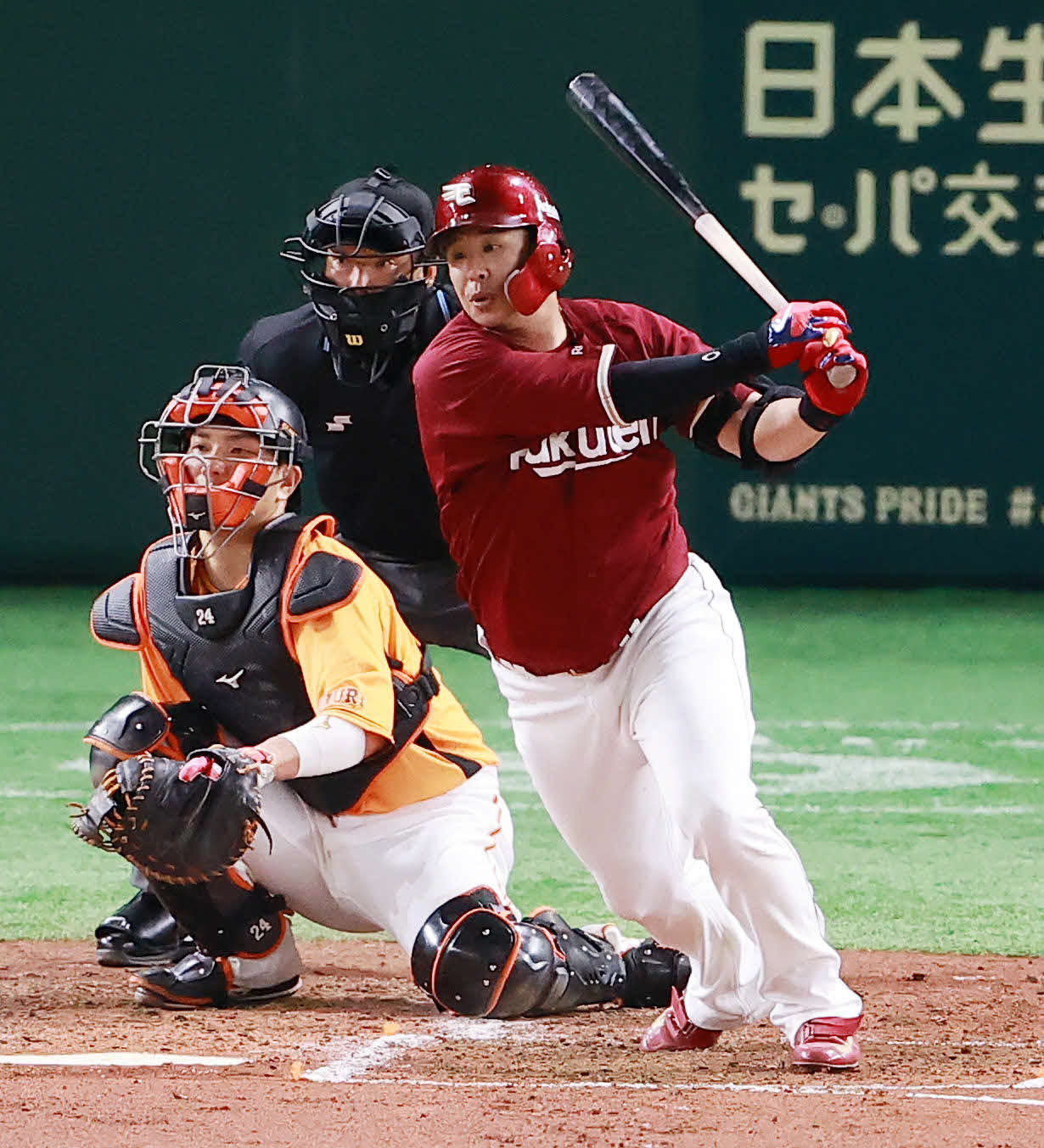 巨人対楽天　5回表楽天2死一、三塁、横川から右前適時打を放つ浅村（撮影・野上伸悟）
