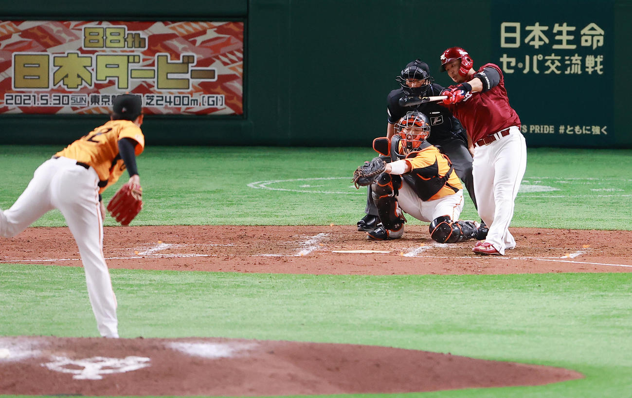巨人対楽天　5回表楽天2死一、三塁、横川から右前適時打を放つ浅村（撮影・野上伸悟）