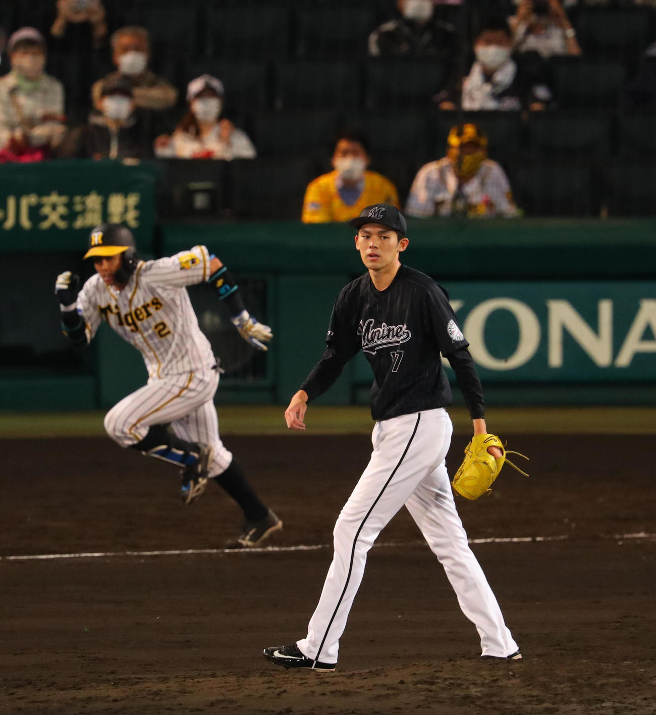 阪神対ロッテ　5回裏阪神2死一、二塁、佐々木朗は梅野を遊ゴロに仕留める（撮影・宮崎幸一）