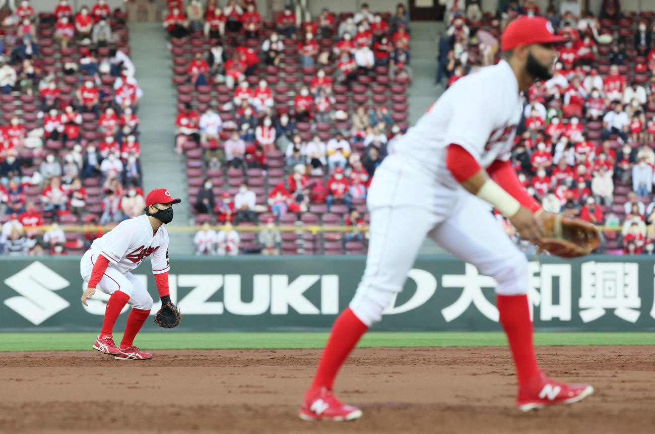 広島対西武　マスクをして守備につく田中広（左）。右のメヒアはマスクではなく、ヒゲです（撮影・加藤孝規）