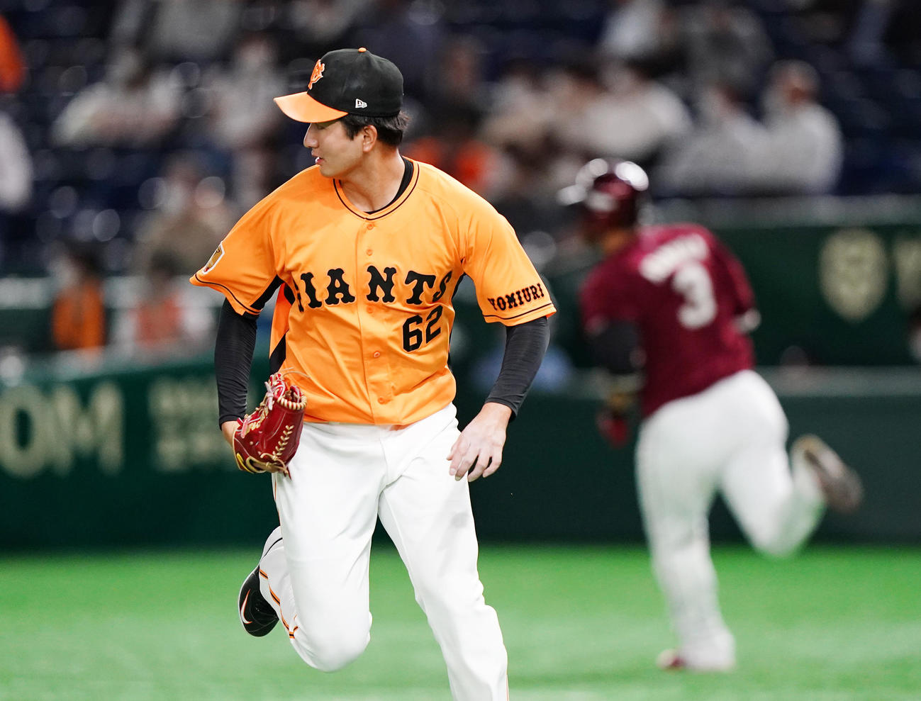 巨人対楽天　5回裏楽天2死一、三塁、浅村（右）に適時打を打たれる横川（撮影・菅敏）