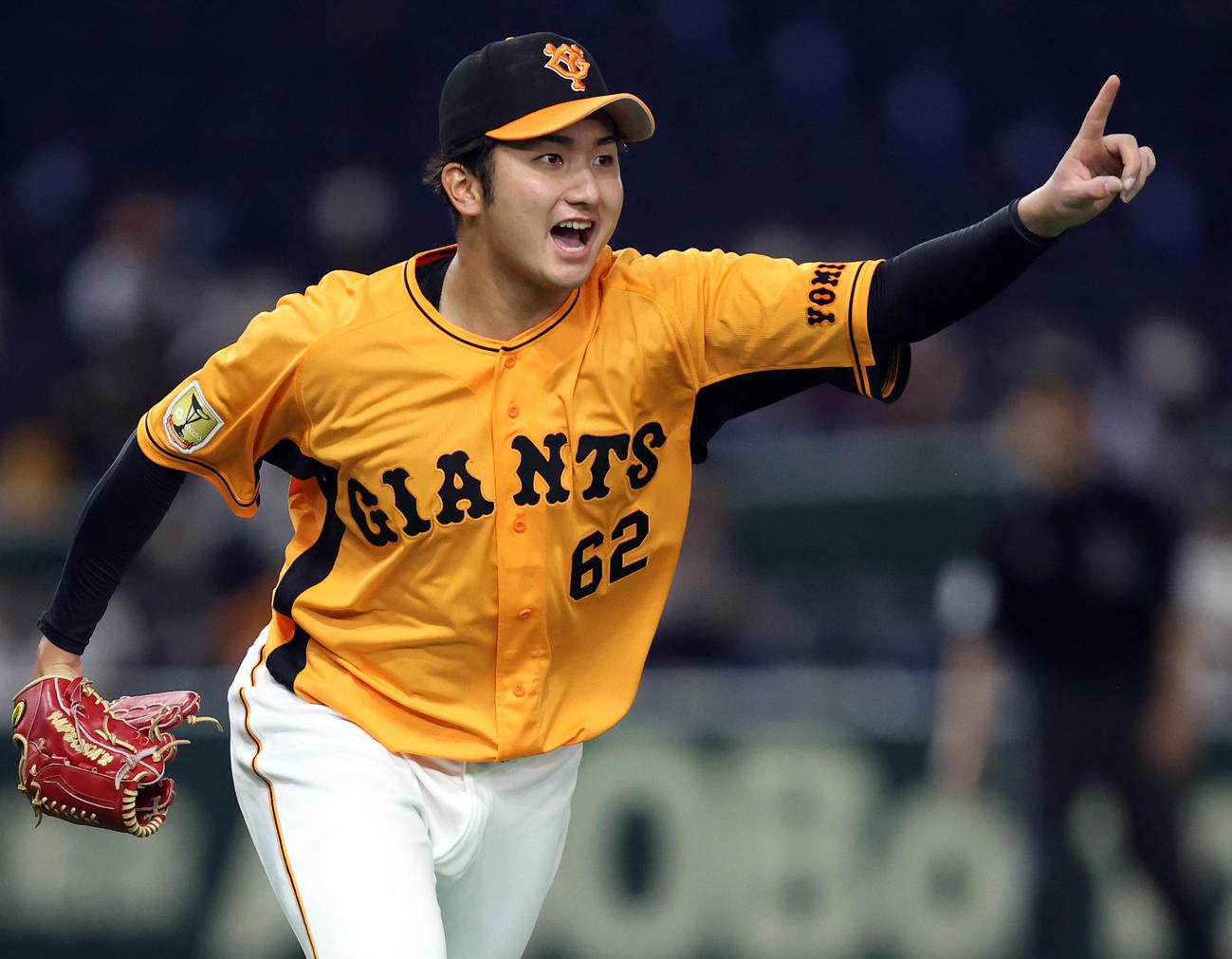 巨人対楽天　5回表楽天2死一、三塁、打者浅村のファウルを大声でアピールする横川（撮影・狩俣裕三）