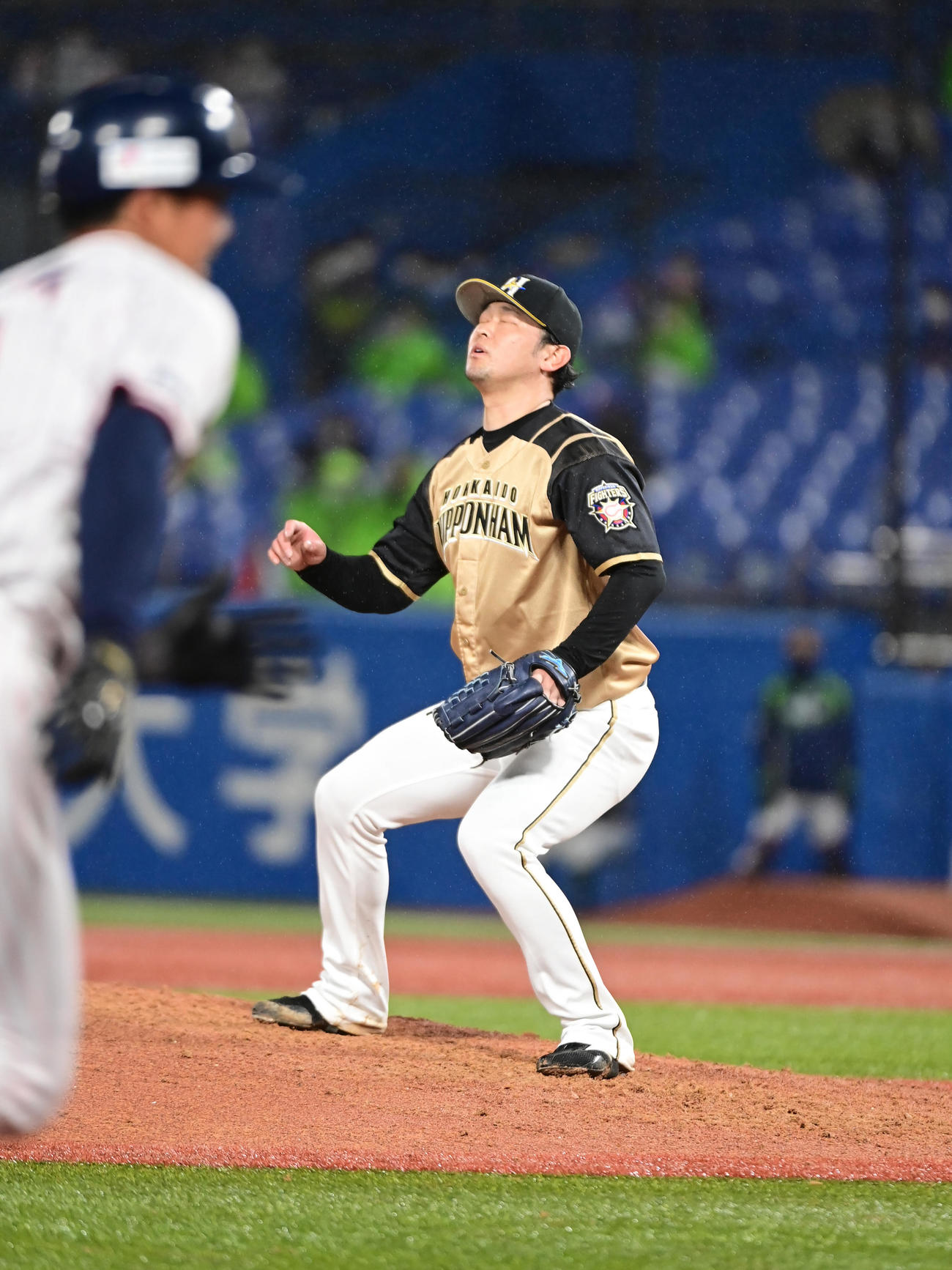 ヤクルト対日本ハム　5回裏ヤクルト2死二、三塁、日本ハム先発の池田は山田に逆転の左適時打を許しがっくりする（撮影・小沢裕）