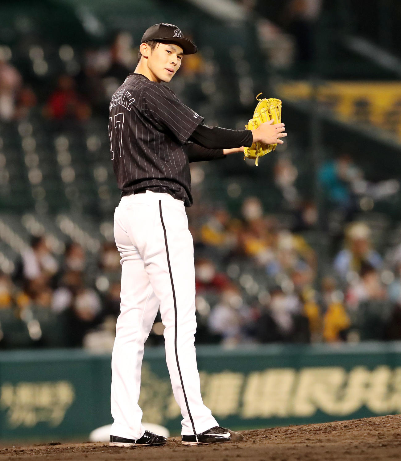 阪神対ロッテ　5回裏阪神1死、佐々木朗はマルテを遊ゴロに打ち取りマウンド上でグラブを叩く（撮影・加藤哉）