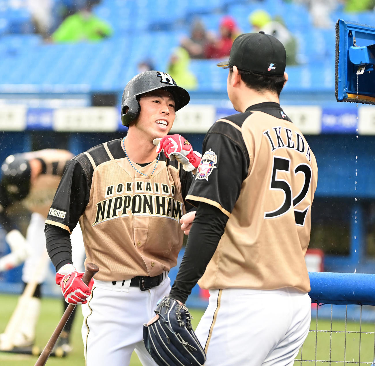 ヤクルト対日本ハム　1回表日本ハム2死一、三塁、渡辺の先制右適時打で生還した五十幡（左）は先発池田の祝福を受ける（撮影・小沢裕）
