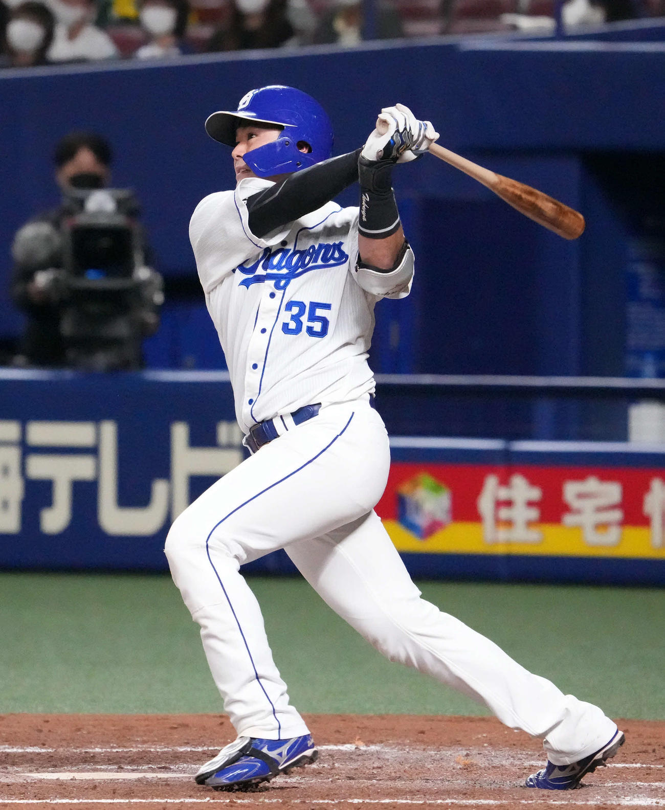 中日対ソフトバンク　4回裏中日無死一、二塁、左越え3点本塁打を放った木下拓（撮影・森本幸一）
