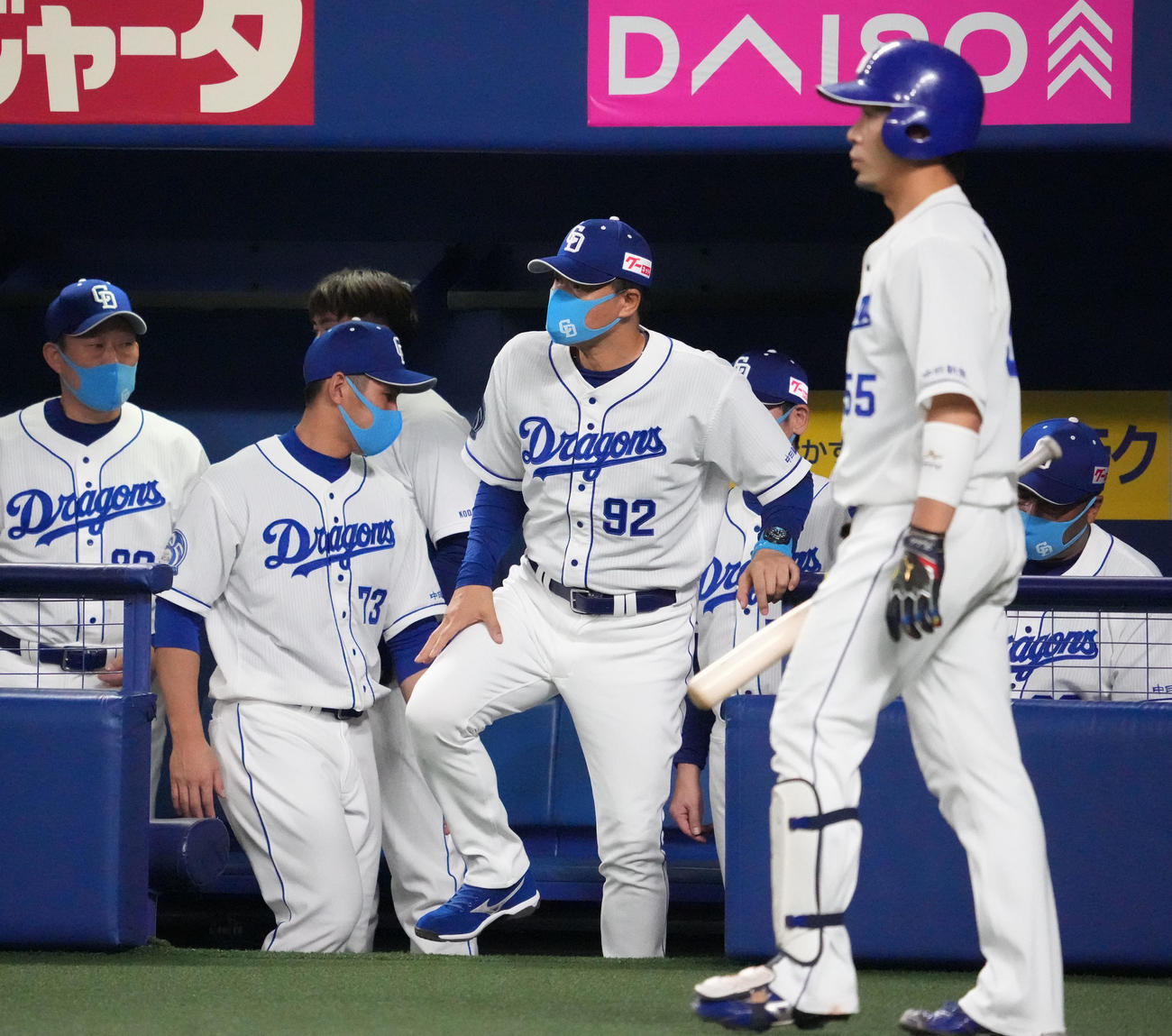 試合終了、引き分けに終わり観客へ一礼の為ベンチを出る与田監督（撮影・森本幸一）