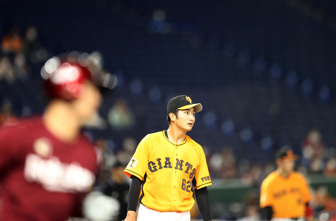 巨人対楽天　4回表楽天2死、茂木（手前）に先制ソロ本塁打を打たれる横川（撮影・狩俣裕三）