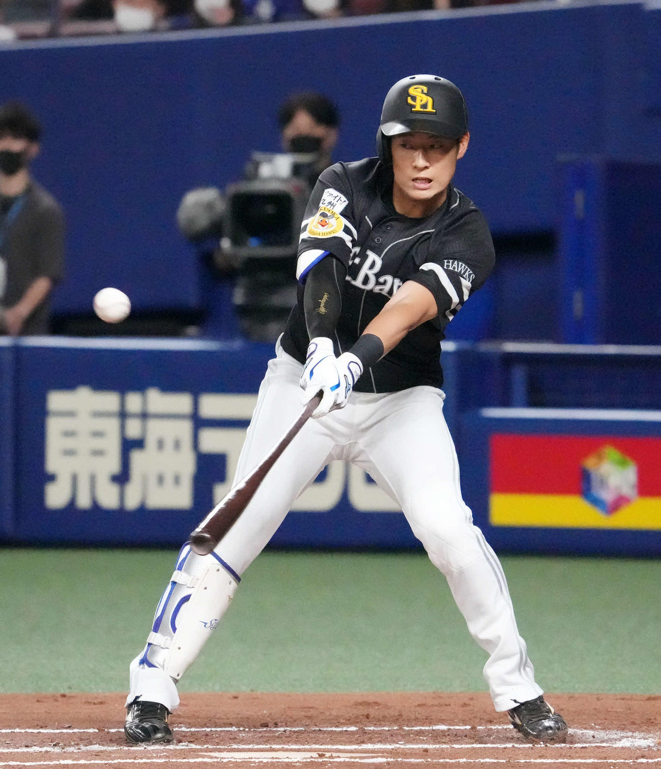 1回表ソフトバンク2死一、二塁、左前適時打を放つ上林（撮影・森本幸一）