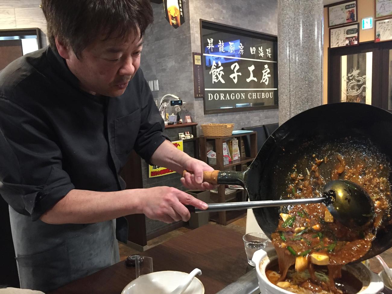 ロッテ佐々木朗の亡き父の友人・長田正広さん（左）が作る担々鍋。締めはラーメンとマーボー豆腐を投入（撮影・金子真仁）