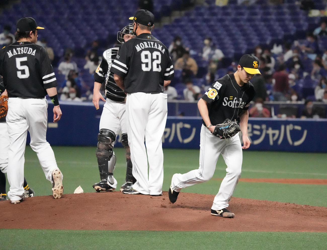 4回裏中日無死、マウンドを降りるソフトバンク先発の笠谷（右）（撮影・森本幸一）