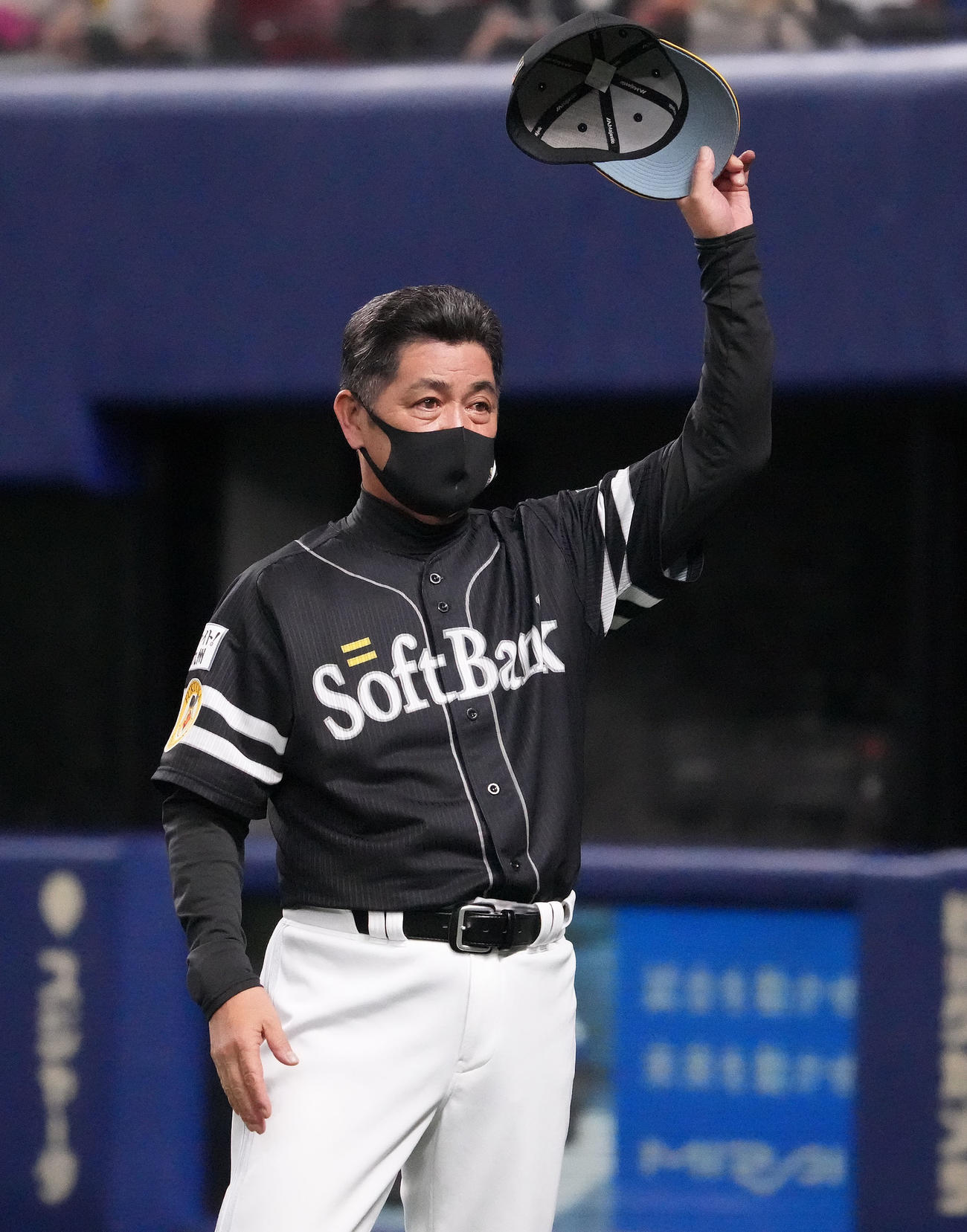 試合終了、引き分けに終わり観客へ手を振る工藤監督（撮影・森本幸一）